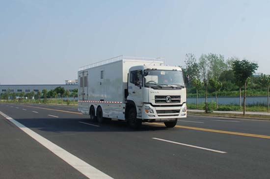东风天龙大型净水车